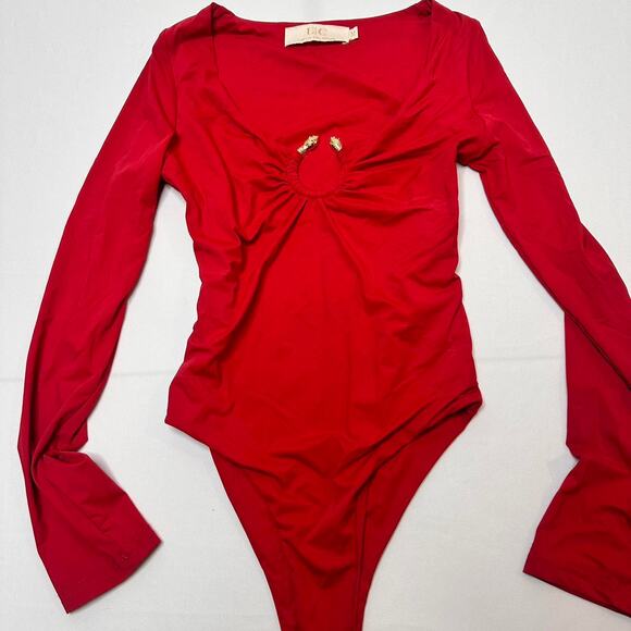 Lizette Collection  Size Medium Beautiful Light Weight  Red Super Soft Silky - Picture 1 of 4